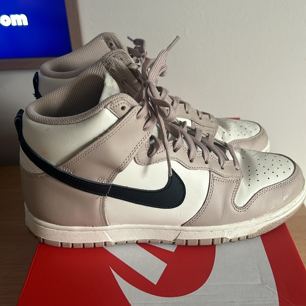 Nike
Dunk High "Fossil Stone" sneakers
